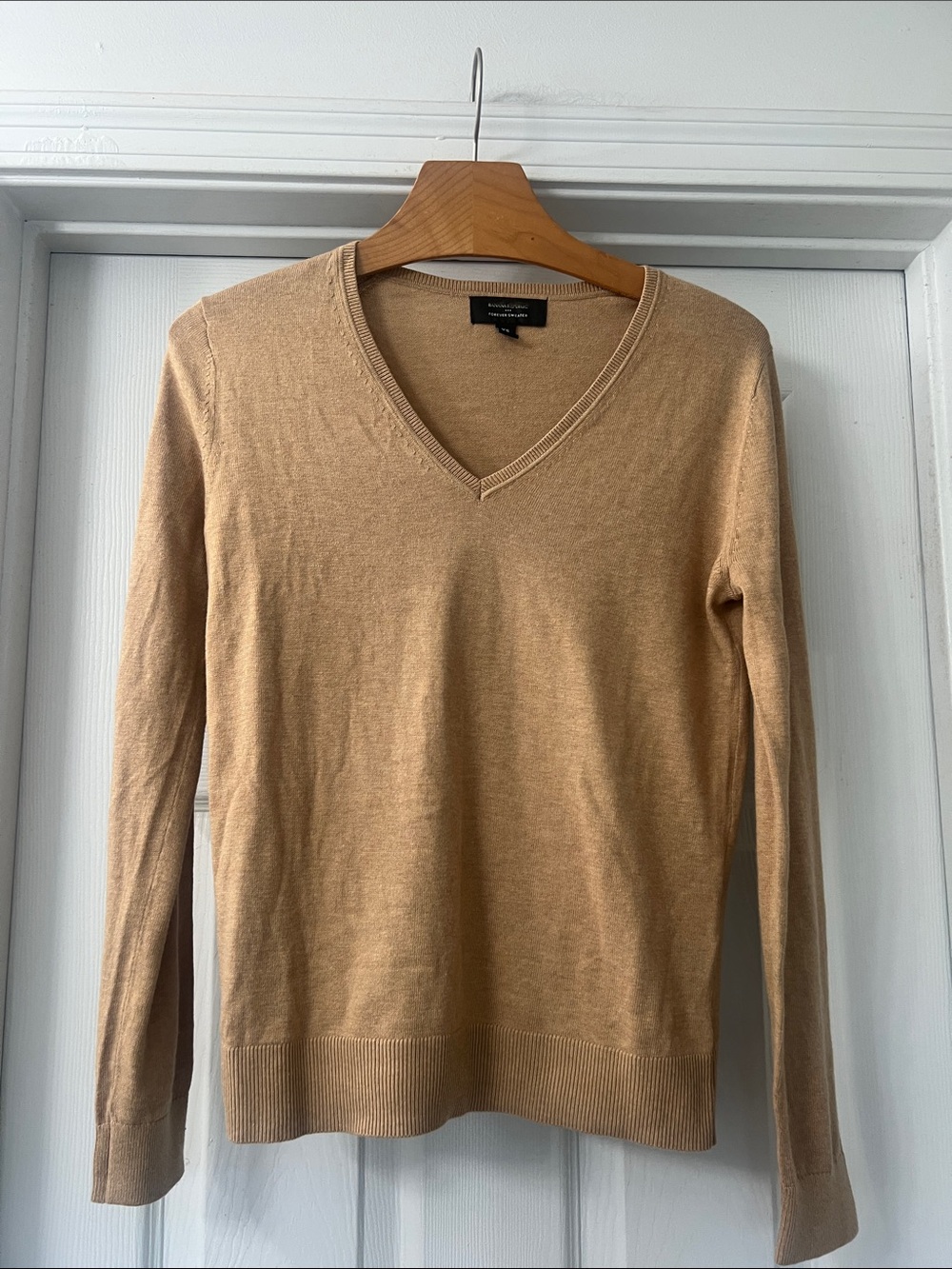 Banana Republic Classic Forever V-Neck Sweater in Camel Sz XS
Casual/ timeless